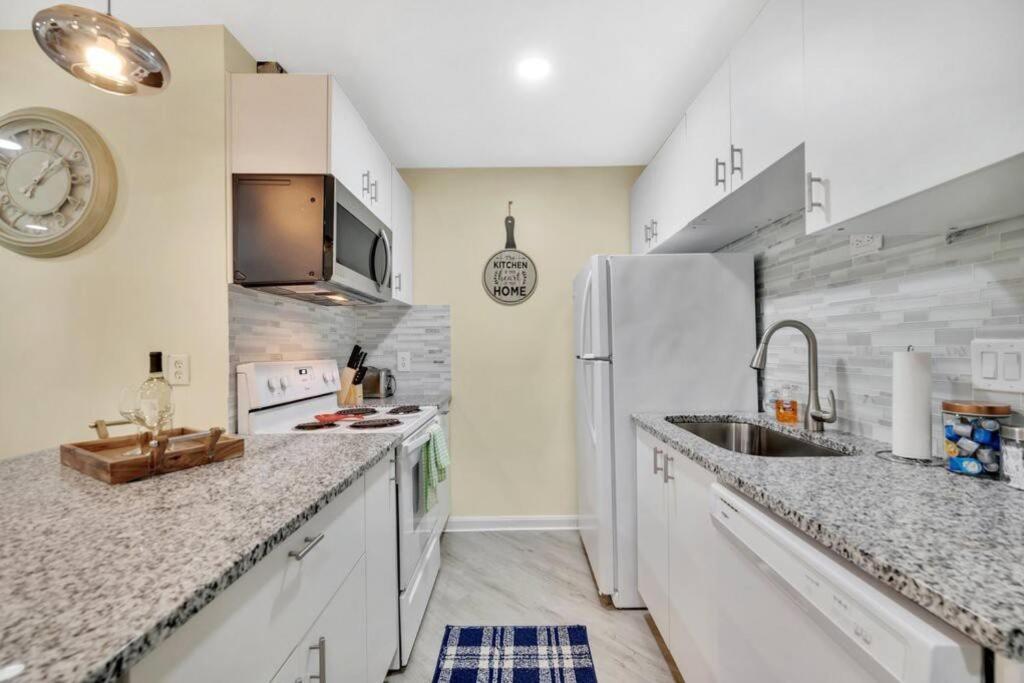 Cozy 2 Bedroom Duplex In Charlotte, Jacuzzi, Sleeps 6 Plus 2 ภายนอก รูปภาพ
