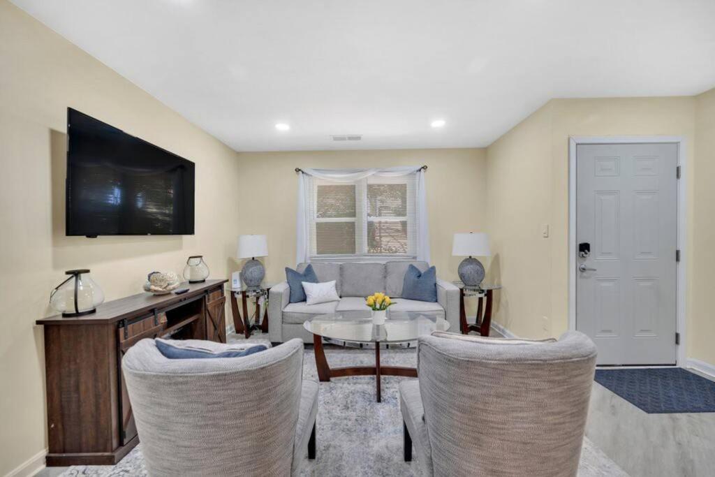 Cozy 2 Bedroom Duplex In Charlotte, Jacuzzi, Sleeps 6 Plus 2 ภายนอก รูปภาพ