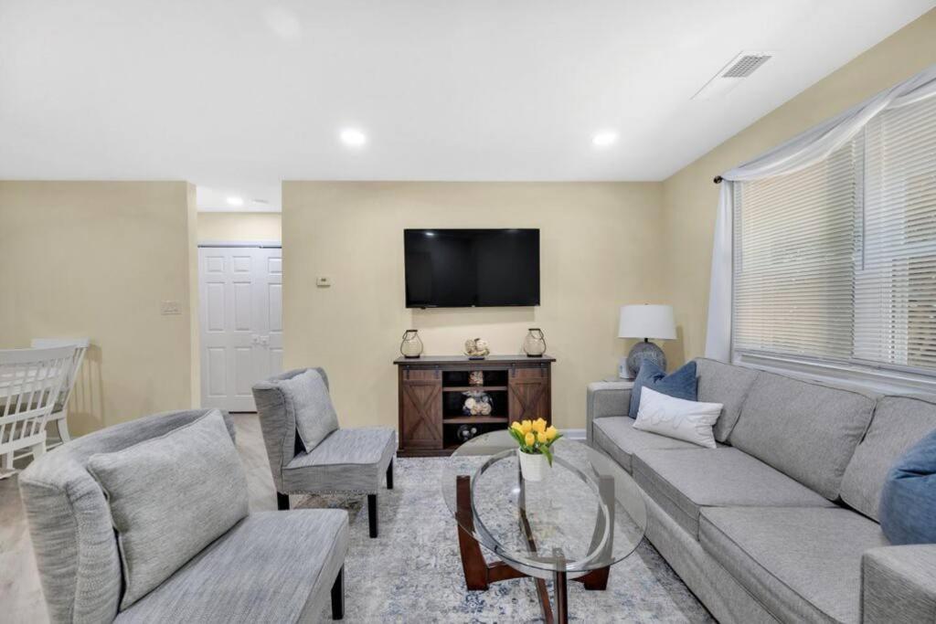 Cozy 2 Bedroom Duplex In Charlotte, Jacuzzi, Sleeps 6 Plus 2 ภายนอก รูปภาพ