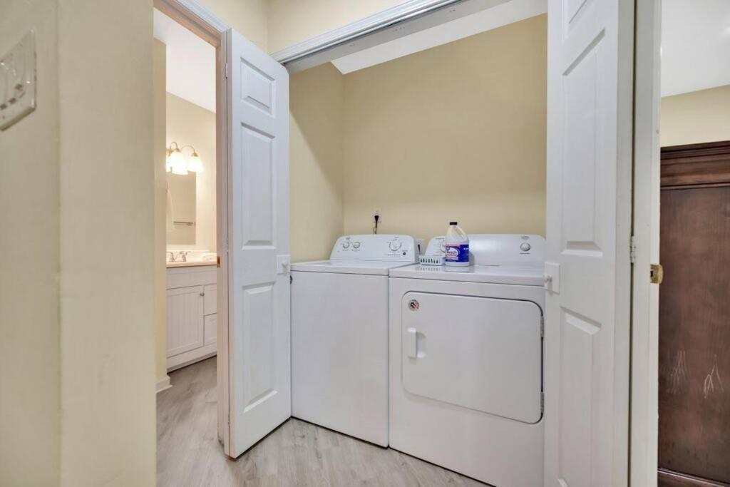 Cozy 2 Bedroom Duplex In Charlotte, Jacuzzi, Sleeps 6 Plus 2 ภายนอก รูปภาพ